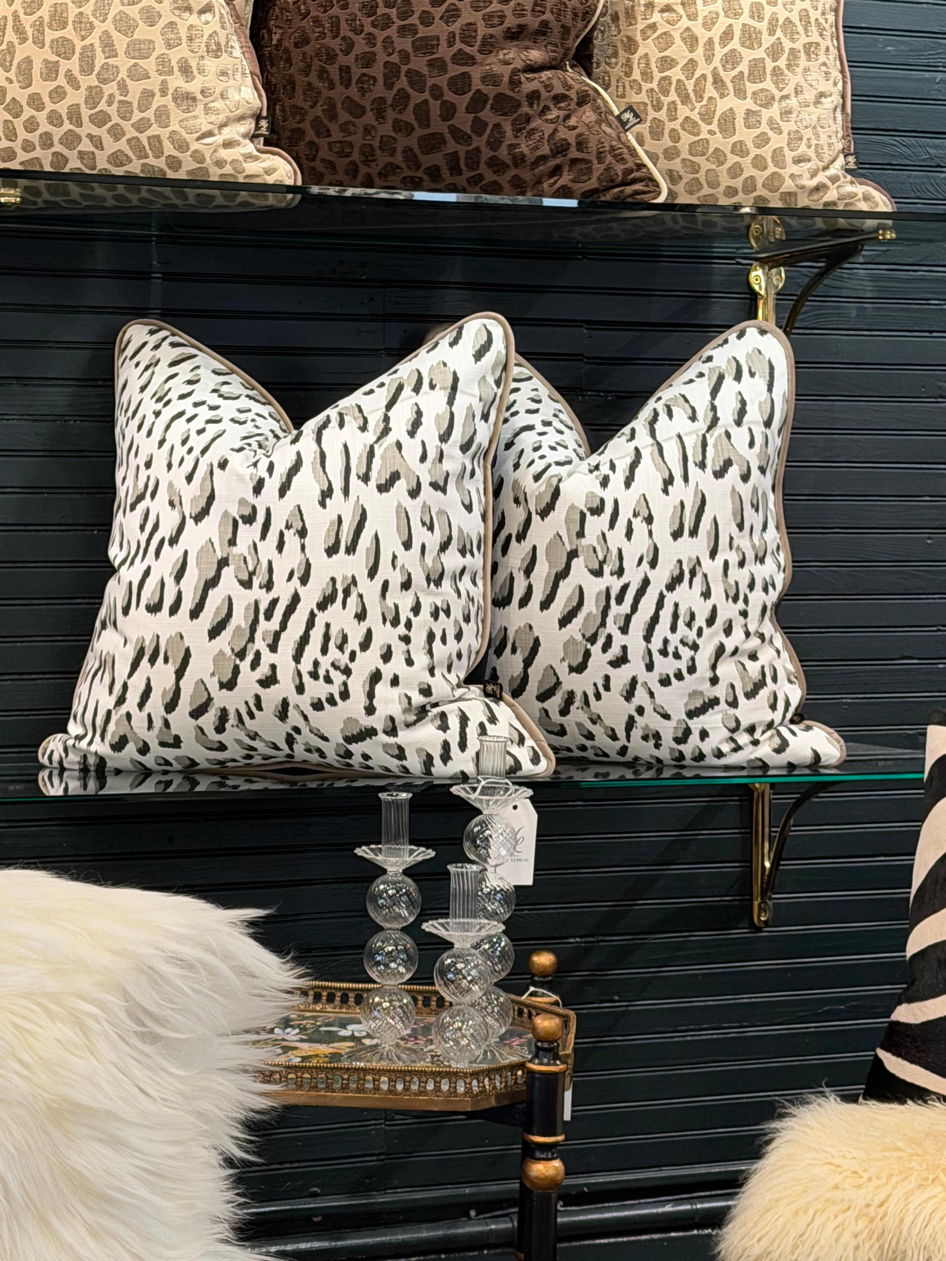 Panthère Ivoire Pillow 24"